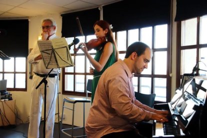 Luís del Olmo va retre homenatge a la poesía amb Carlos Mora (piano) i Fanny Mayo (violí).