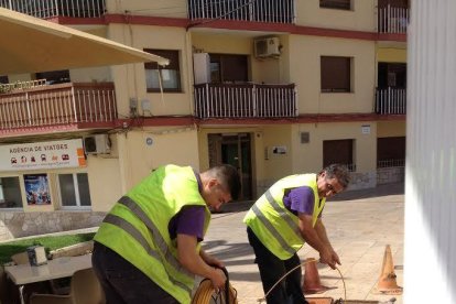 Els bombers treballant en l'aparatòs incendi el passat dijous.