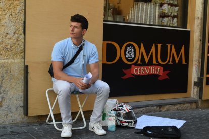 Marc Roset passa el dia a la Plaça de la Font per protestar.