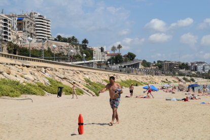 Imatge de la platja del Miracle amb la passarel·la de fons.