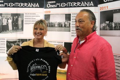 El president de l'entitat, Ángel Juárez, i la consellera de Relacions Ciutadanes a Tarragona, Elvira Ferrando, amb la samarreta dels Premis.