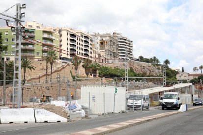 Imatge que oferia dimarts la passarel·la, amb els dos trams que ja s'han col·locat.