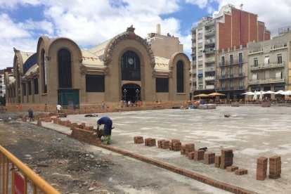 Imatge dels operaris treballant dimarts al matí a la plaça Corsini.