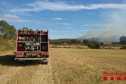 Imatge d'arxiu d'una dotació dels bombers en un camp.