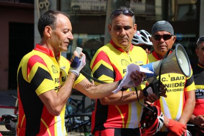 Primer pla d'un ciclista llegint el manifest a la protesta des del Vendrell. Imatge del 28 de maig de 2017