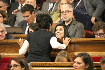 La diputada de la CUP Anna Gabriel parla amb l'exdiputada Isabel Vallet