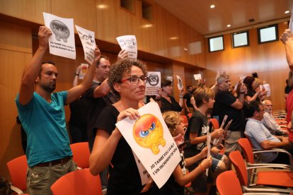 Un grup de treballadors mostrant cartells de rebuig per l'aprovació de l'augment salarial.