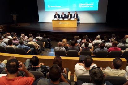 El president de la Diputació, Josep Poblet, durant la roda de premsa celebrada ahir a Tarragona.