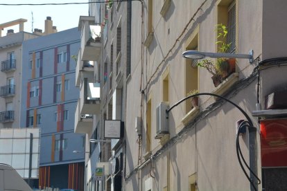 Nuevos puntos de luz instalados en la calle López Peláez.