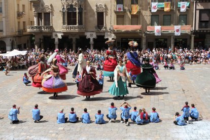 La Diada es va viure amb molta intensitat als diversos focus de festa. Els més petits esperaven les bèsties i personatges, i els grans, les tronades.