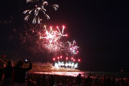 La platja del Miracle, ple de gom a gom durant el castell de focs que va oferir ahir Hermanos Ferrández.