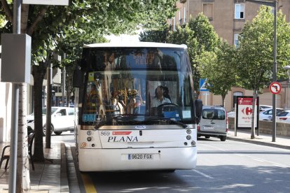 Un dels autobusos que completa la línia Reus-Salou, a la parada.