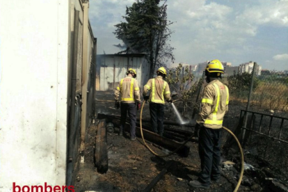 Quatre dotacions de Bombers han treballat en l'incendi.