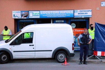 Imatge d'una furgoneta al davant del locutori de Ripoll escorcollat pels Mossos d'Esquadra en relació amb els atemptats de Barcelona i Cambrils el 22 d'agost del 2017.