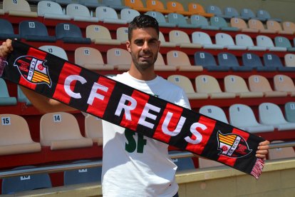 El futbolista amb la bufanda roig-i-negre durant la seva presentació a l'Estadi Municipal.