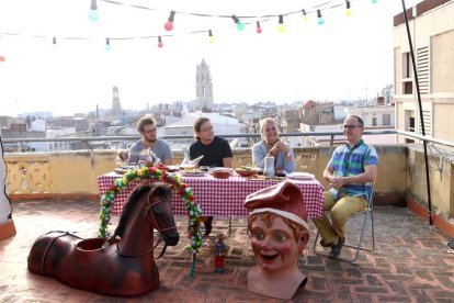 Algunos de los integrantes de la Banda de la Fiesta Mayor y la concejala de Cultura de Reus, Montserrat Caelles.