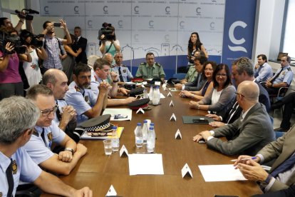 Pla general de la reunió de la Junta Local de Seguretat de Cambrils, presidida pel conseller d'Interior, Joaquim Forn, i els responsables dels Mossos d'Esquadra.