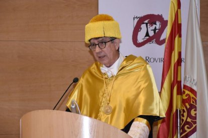 Ramon Gomis pronuncia el seu discurs durant l'acte celebrat al Paranimf de la URV.