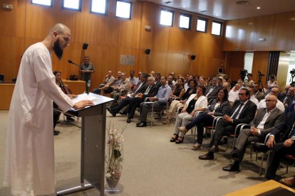 L'imam de la mesquita de Cambrils, Mohamed Ouadi, intervenint en l'acte interreligiós.