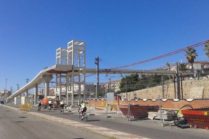 La colocación de un nuevo tramo de la pasarela afectará al tráfico entre la estación y la vía Augusta.