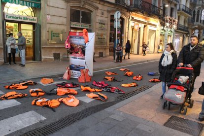 Imatge d'arxiu d'una acció en suport dels refugiats al raval Santa Anna de Reus.