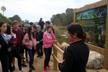 Una tècnica del parc natural del delta de l'Ebre informa els alumnes de l'IES de l'Ametlla de Mar sobre l'alliberament dels samarucs.