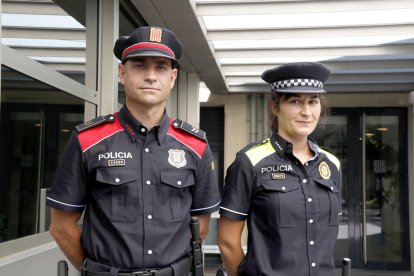 Un mosso d'esquadra i una policia local vestits amb els nous uniformes.