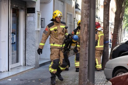 Tres dotacions dels bombers s'han desplaçat fins al lloc dels fets per apagar les flames.