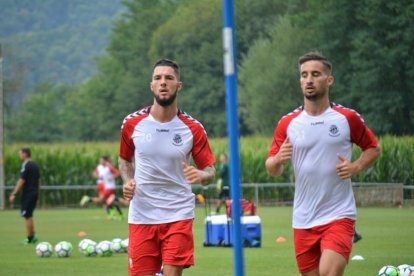 El extremo, a la izquierda, se ha empezado a ejercitar esta semana con los compañeros, y espera jugar en los próximos dos partidos sus primeros minutos con la camiseta grana.