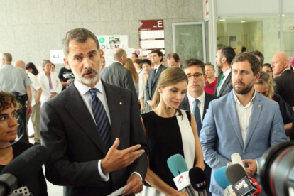 El rei Felip VI i la reina Letizia a l'Hospital de Sant Pau.