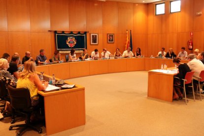 Lleno municipal extraordinario en el Ayuntamiento de Cambrils en recuerdo de las víctimas de los atentados.