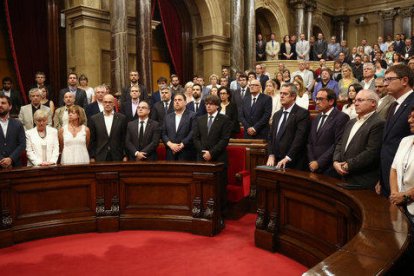 Pla mig dels membres del Govern a l'hemicicle del Parlament en el minut de silenci després de llegir la declaració de condemna dels atemptats.