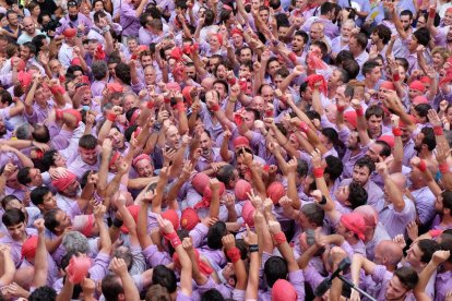 Celebració de la Colla Jove Xiquets de Tarragona després d'haver descarregat el 2de9fm