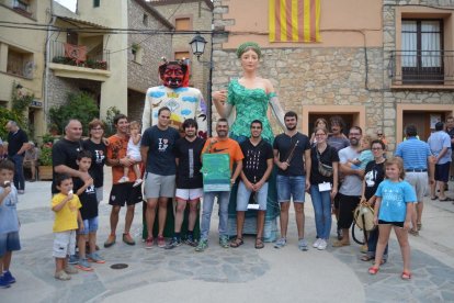 Els portadors i responsables dels gegants de la Febró amb el Dimoni dels Avencs i la nova gegante, la Dona d'Aigua dels Gorgs