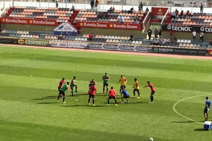 Los jugadores del CF Reus, durante el calentamiento.