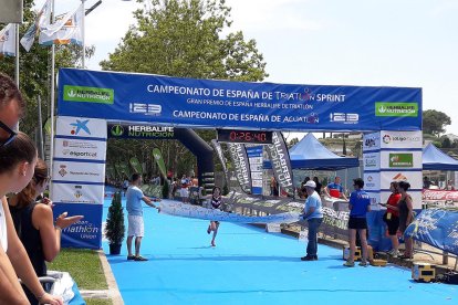 L'atleta arribant a la meta en primera posició.