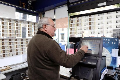 Pere Sans, ayer a la administración de lotería número 1 de Tarragona que regenta en la Rambla Nova desde hace 41 años.