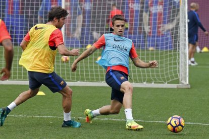 Àlex Carbonell amb el reusenc Sergi Roberto, en un entrenament amb el primer equip blaugrana.