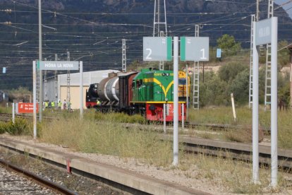 Pla obert de la locomotora 'yeyé' i la 'Bonita', en segon pla, entrant a l'estació de Móra la Nova. Imatge del 15 d'octubre de 2017