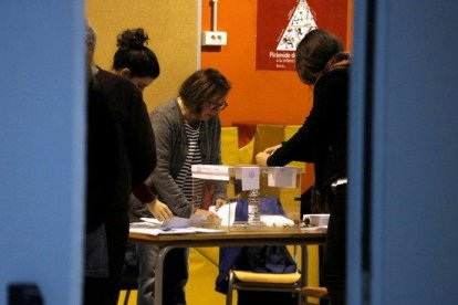 Membres de les meses segellen una urna en un col·legi electoral de Barcelona, el 21 de desembre de 2017.