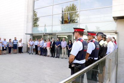 Pla general del minut de silenci davant l'Ajuntament de Salou arran de l'accident de trànsit amb cinc víctimes mortals. Imatge del 28 d'agost del 2017