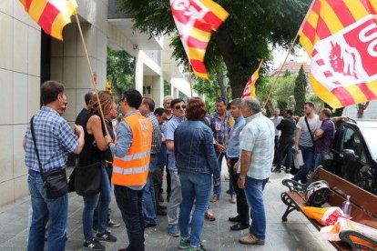 Protesta de los trabajadores de Fecsa Endesa en Tarragona en apoyo|soporte de un trabajador despedido por supuesto fraude, ante|delante de el Juzgado de lo Social de la ciudad, el 30 de mayo del 2017.