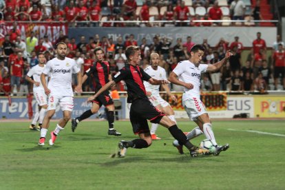 Una acción de las muchas que se vivieron durante el derbi.