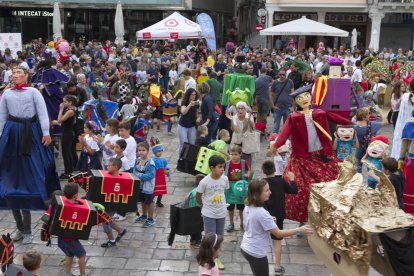 El seguici casolà omple la plaça Mercadal.