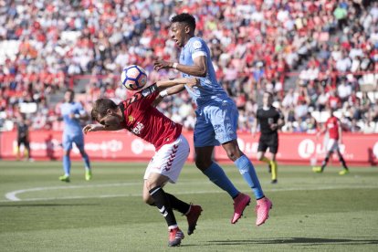 El grana Juan Muñiz perd un salt durant el partit d'aquest diumenge al Nou Estadi contra el Girona.