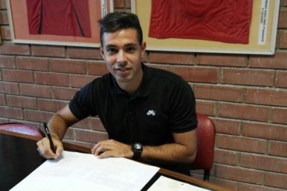 Álvaro Bustos, en el moment de signar el contracte que el vincula amb el Nàstic.