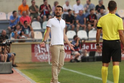 Aritz López Garai, demanant explicacions en un moment del derbi disputat a la capital del Baix Camp.