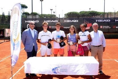 Leire, a la derecha, con los ganadores y finalistas del torneo.