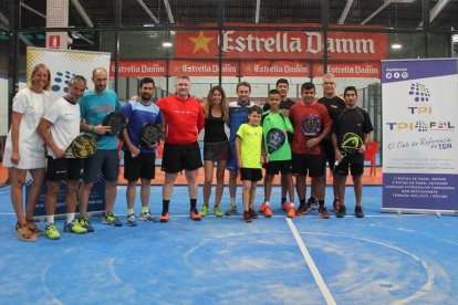 Els participants en el clínic a les instal·lacions del TPI.