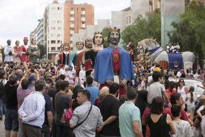 En primer pla, els Gigantes de Tudela. A la dreta el Cavall dels Nebot i a l'esquerra els de Xàtiva.